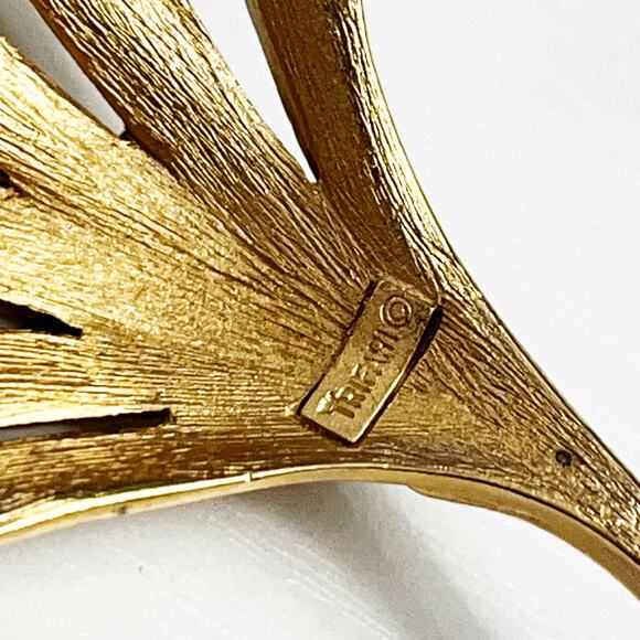 Crown Trifari 1960's Textured Gold Tone Leaf Brooch - Picture 6 of 6